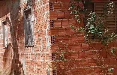 Imagem: A casa possui 3 Dormitórios, 1 Banheiro, 1 Vaga na garagem