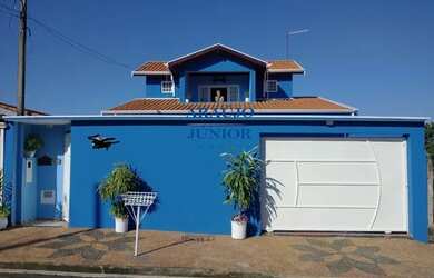 Imagem: A casa possui 3 Dormitórios, 2 Banheiros, 4 Vagas na garagem