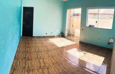 Imagem: A casa possui 3 Dormitórios, 2 Banheiros, 2 Vagas na garagem