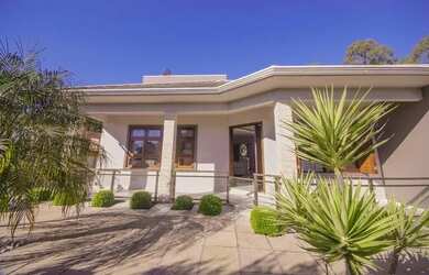 Imagem: A casa possui 3 Dormitórios, 3 Banheiros, 3 Vagas na garagem