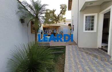 Imagem: A casa possui 2 Dormitórios, 3 Banheiros, 2 Vagas na garagem