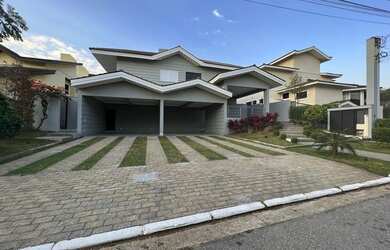 Imagem: A casa em condomínio possui 4 Dormitórios, 5 Banheiros, 4