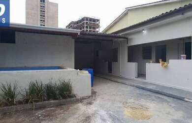 Imagem: A casa possui 3 Dormitórios, 2 Banheiros, 5 Vagas na garagem