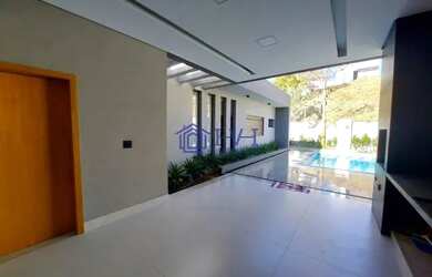 Imagem: A casa em condomínio possui 4 Dormitórios, 4 Banheiros, 4