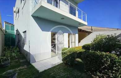 Imagem: A casa possui 3 Dormitórios, 3 Banheiros, 2 Vagas na garagem