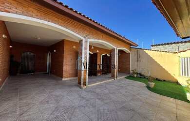 Imagem: A casa possui 5 Dormitórios, 3 Banheiros, 4 Vagas na garagem