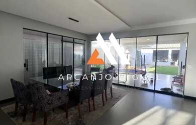 Imagem: A casa possui 4 Dormitórios, 5 Banheiros, 440m² de Área