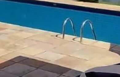 Imagem: A casa possui 4 Dormitórios, 5 Banheiros, 4 Vagas na garagem