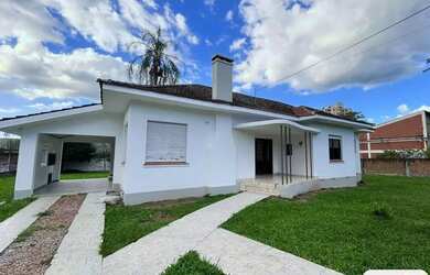 Imagem: A casa possui 3 Dormitórios, 1 Banheiro, 1 Vaga na garagem