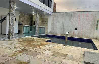 Imagem: A casa possui 2 Dormitórios, 3 Banheiros, 2 Vagas na garagem