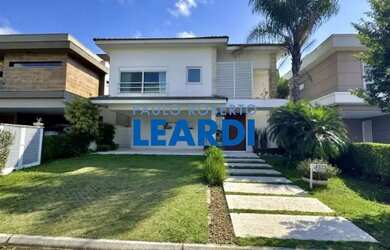 Imagem: A casa em condomínio possui 4 Dormitórios, 5 Banheiros, 4