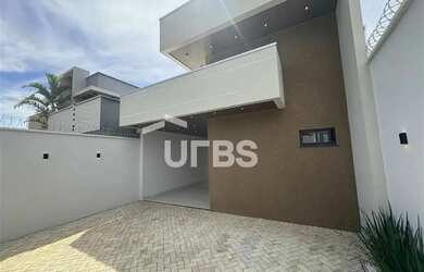 Imagem: A casa possui 3 Dormitórios, 4 Banheiros, 2 Vagas na garagem