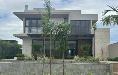 Imagem: A casa em condomínio possui 5 Dormitórios, 5 Banheiros, 4