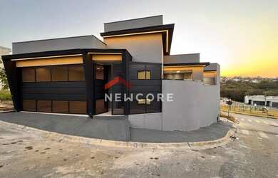 Imagem: A casa possui 3 Dormitórios, 2 Banheiros, 2 Vagas na garagem