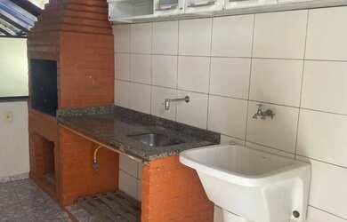 Imagem: A casa possui 3 Dormitórios, 3 Banheiros, 1 Vaga na garagem