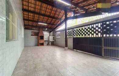 Imagem: A casa possui 2 Dormitórios, 2 Banheiros, 2 Vagas na garagem