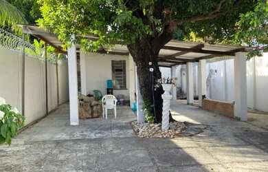 Imagem: A casa possui 3 Dormitórios, 3 Banheiros, 5 Vagas na garagem