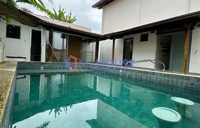 Imagem: A casa em condomínio possui 4 Dormitórios, 5 Banheiros, 210m²