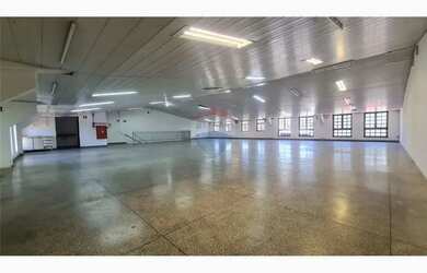 Imagem: O depósito possui 4 Vagas na garagem, 270m² de Área e está