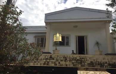 Imagem: A casa possui 4 Dormitórios, 3 Banheiros, 2 Vagas na garagem