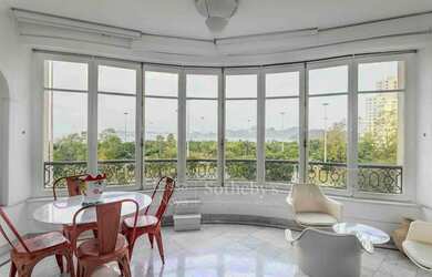 Imagem: O apartamento possui 4 Dormitórios, 1 Banheiro, 2 Vagas na