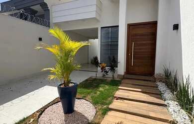 Imagem: A casa possui 3 Dormitórios, 2 Banheiros, 2 Vagas na garagem