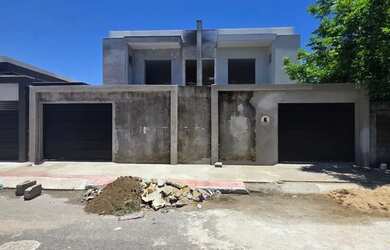 Imagem: A casa possui 3 Dormitórios, 2 Banheiros, 2 Vagas na garagem