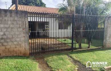 Imagem: A casa possui 3 Dormitórios, 2 Banheiros, 3 Vagas na garagem