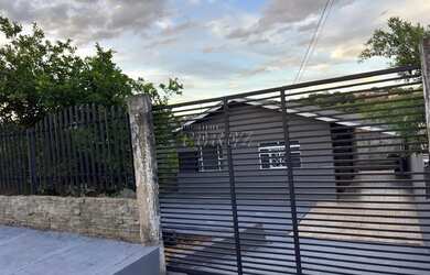 Imagem: A casa possui 2 Dormitórios, 1 Banheiro, 1 Vaga na garagem