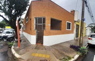 Imagem: A casa possui 3 Dormitórios, 1 Banheiro, 1 Vaga na garagem