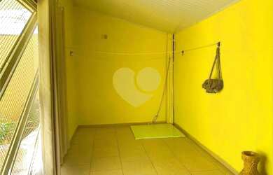 Imagem: A casa possui 3 Dormitórios, 2 Banheiros, 3 Vagas na garagem