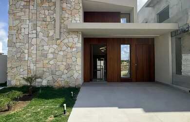 Imagem: A casa possui 3 Dormitórios, 1 Banheiro, 2 Vagas na garagem