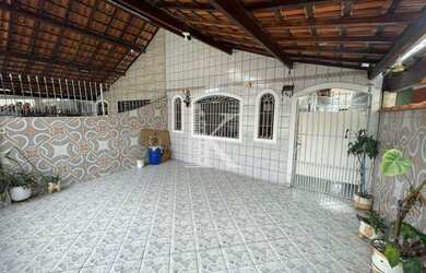 Imagem: A casa possui 3 Dormitórios, 3 Banheiros, 2 Vagas na garagem