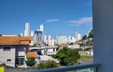 Imagem: A casa possui 3 Dormitórios, 4 Banheiros, 3 Vagas na garagem