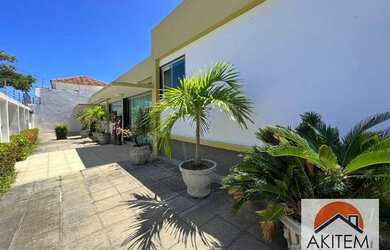 Imagem: A casa possui 4 Dormitórios, 4 Banheiros, 5 Vagas na garagem