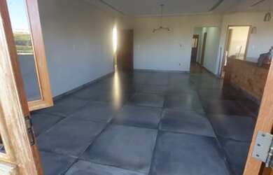 Imagem: A casa possui 3 Dormitórios, 1 Banheiro, 3 Vagas na garagem