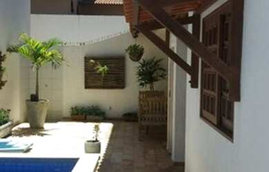 Imagem: A casa possui 3 Dormitórios, 4 Banheiros, 1 Vaga na garagem