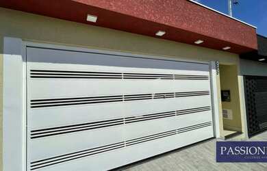 Imagem: A casa possui 3 Dormitórios, 2 Banheiros, 2 Vagas na garagem