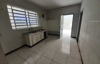 Imagem: A casa possui 4 Dormitórios, 2 Banheiros, 2 Vagas na garagem