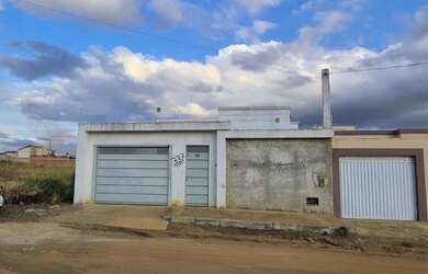 Imagem: A casa possui 3 Dormitórios, 2 Banheiros, 2 Vagas na garagem