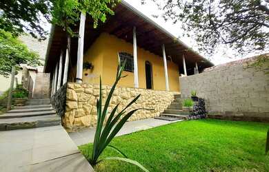 Imagem: A casa possui 3 Dormitórios, 1 Banheiro, 2 Vagas na garagem