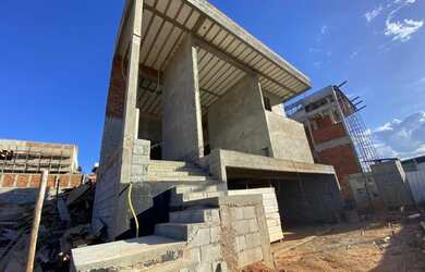 Imagem: A casa em condomínio possui 4 Dormitórios, 4 Banheiros, 3