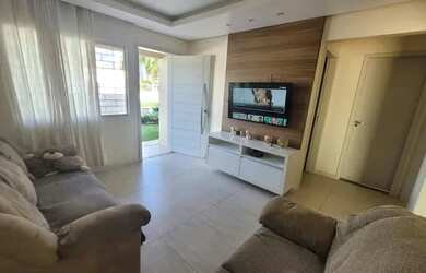 Imagem: A casa possui 3 Dormitórios, 2 Banheiros, 5 Vagas na garagem