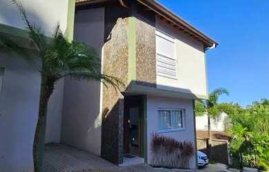 Imagem: A casa possui 3 Dormitórios, 4 Banheiros, 2 Vagas na garagem