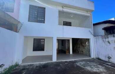 Imagem: A casa possui 3 Dormitórios, 3 Banheiros, 4 Vagas na garagem