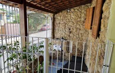 Imagem: A casa possui 4 Dormitórios, 5 Banheiros, 2 Vagas na garagem