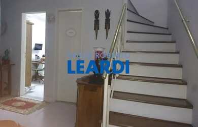 Imagem: A casa possui 3 Dormitórios, 4 Banheiros, 2 Vagas na garagem