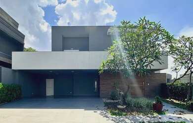 Imagem: A casa em condomínio possui 4 Dormitórios, 5 Banheiros, 500m²