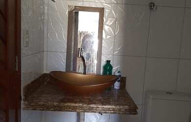 Imagem: A casa possui 3 Dormitórios, 3 Banheiros, 2 Vagas na garagem