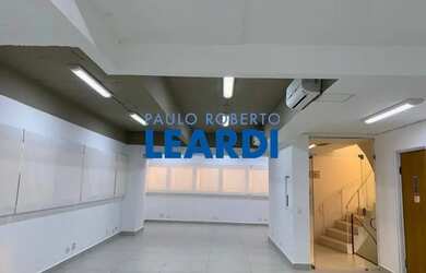 Imagem: O depósito possui 1 Vaga na garagem e 200m² de Área e está